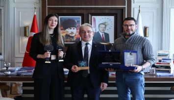 DEÜ'lü yönetmenin filmine ödül yağdı