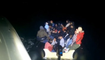 Dikili açıklarında 11'i çocuk 31 göçmen, lastik botta yakalandı