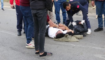 Feci kazada yaralanan çift, el ele sağlık ekiplerini bekledi