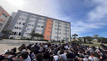 Güzelbahçe 60. Yıl Anadolu Lisesi öğrencilerinden oturma eylemi: ''Altmış susma, öğretmenine sahip çık'
