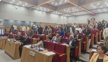 İzmir Büyükşehir Meclisi’nde ‘tefeci’ protestosu: CHP'li meclis üyeleri sıralara vurdular
