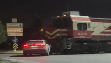 İzmir'de hemzemin geçitte tren ile otomobil çarpıştı: O anlar kameraya yansıdı