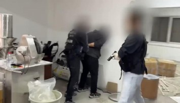 İzmir'de işyerine uyuşturucu baskını: 122 bin 700 sentetik hap ele geçirildİ
