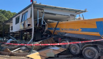 İzmir'de kontrolünü kaybeden hafriyat kamyonu prefabrik eve çarptı, sürücü hayatını kaybetti
