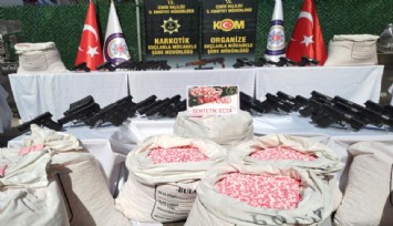 İzmir polisinden uyuşturucu operasyonu: 1 milyon uyuşturucu hap ve 437 adet tabanca ele geçirildi