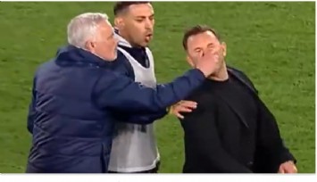 Jose Mourinho’dan, Okan Buruk’a fiziki müdahale: Burnunu sıktı, yere düşürdü