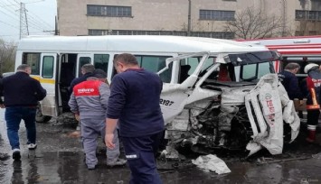 Kütahya'da işçi servisi tıra çarptı: 9 kişi yaralandı