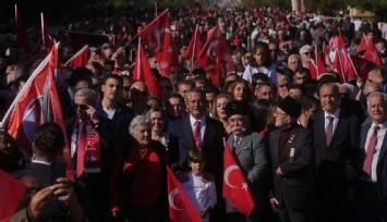 Özgür Özel’in çağrısıyla yurttaşlar barikatı aşarak Anıtkabir’e yürüdü