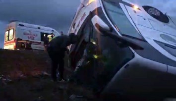 Sivas'ta yolcu otobüsü devrildi: 2 ölü, 25 yaralı