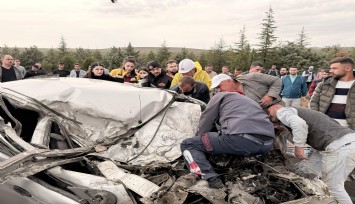 Tırla çarpışan otomobil kağıt gibi ezildi: 1 ölü, 1 yaralı
