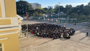 İzmir Atatürk Lisesi'nde 'Öğretmenime dokunma' eylemi