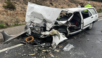 Uşak'ta tırın dorsesine çarpan otomobildeki çift ağır yaralandı