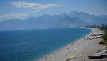 Antalya'da yaz havası:  Termometreler 28 dereceyi gösterdi, vatandaş kendini denizde buldu
