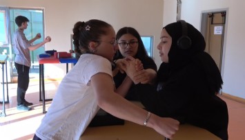 Baba ve kızının bileği bükülmüyor