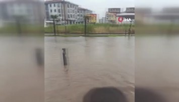 Bandırma'da sağanak yağış sele neden oldu