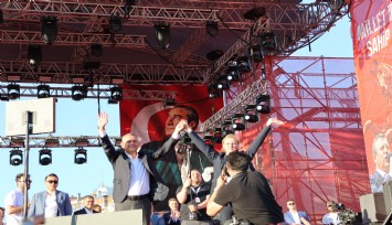 CHP Genel Başkanı Özel, Seda Kaya Ösen’e CHP rozetini taktı