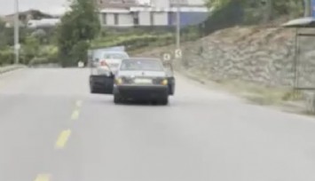 Düğün konvoyunda tehlikeli yolculuk: Kapılar açık ilerledi