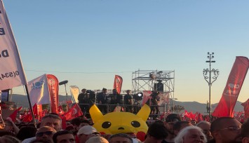 Dünyanın ilgisini çeken Pikachu, İzmir’de miting alanında