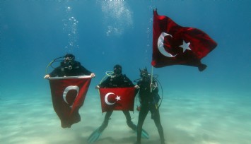 Fethiye'de dalgıçlar 19 Mayıs'ı deniz altında kutladı