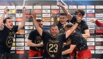 Galatasaraylı futbolculardan basın toplantısında sulu kutlama