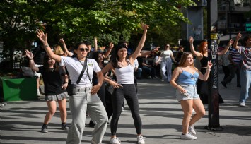 Gençlik coşkusu Bornova sokaklarında yükseliyor