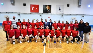 İzmir Büyükşehir Belediyesi Spor Kulübü hentbol takımlarıyla parlıyor