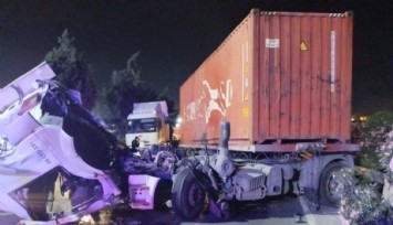 İzmir'de konteyner yüklü tır bariyerlere çarptı: 2 yaralı