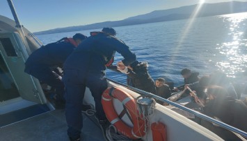 İzmir'de Sahil Güvenlik 21 kaçak göçmeni yakaladı, 46 göçmeni kurtardı