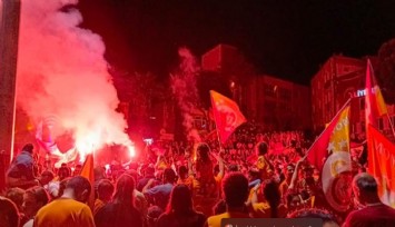İzmir’de sarı-kırmızılı taraftarlar şampiyonluğu kutladı