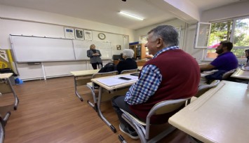 İzmir'de yaşayan 71 yaşındaki Haluk Dede torunu için Almanca öğreniyor