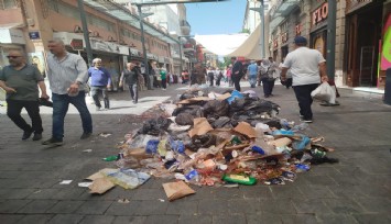 İzmir'in merkezinde çöp dağları oluştu