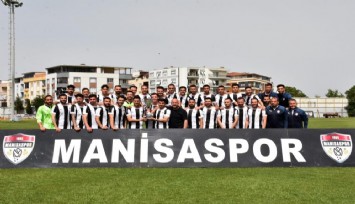 Manisaspor’un gurur günü: Şampiyonluk kupasını kaldırdı