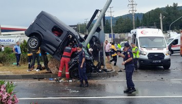 Muğla'da feci kaza: Araç direğe çarpıp havada asılı kaldı