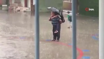 Yağmur altında saygı duruşu: Torununu sırtına aldı, İstiklal Marşı bitene kadar bekledi