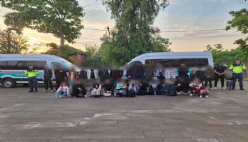 Aracı bırakıp kaçtı, 35 düzensiz göçmen yakalandı