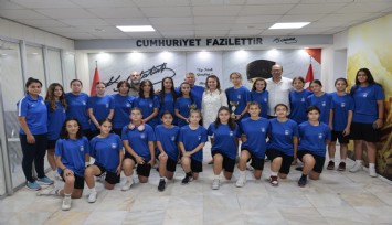 Başkan Mutlu şampiyon kızları ağırladı: Sizinle gurur duyuyoruz