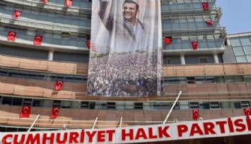 CHP Genel Merkezi binasına Ferdi Zeyrek’in fotoğrafı asıldı