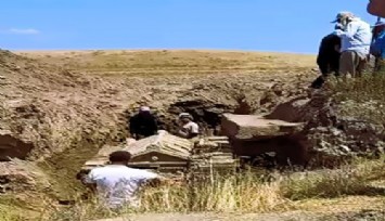 Denizli'de kaçak kazı: Tarlada kaçak kazı yapan şüpheliler binlerce yıllık lahdi bırakıp kaçtı