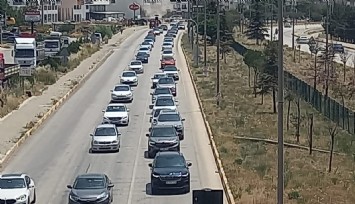 Dönüş yoluna geçen tatilciler uzun araç kuyrukları oluşturdu