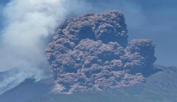 Etna Yanardağ'ında turistlerin olduğu sırada patladı