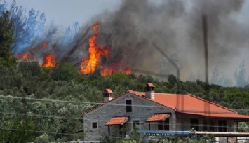 Yangını bahçede kaynak yapan kişi çıkarmış: Foça'da alevler yerleşim yerlerine yaklaştı