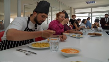Gençler tencereleri kaynattı: İzmir'de sağlıklı ve ekonomik yemek atölyesi başladı