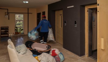 İzmir Büyükşehir Belediyesi evi zarar gören aileyi Uzundere konutlarına taşıdı