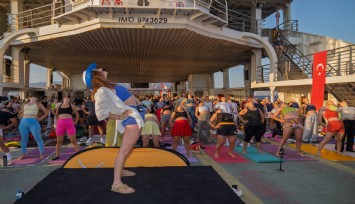 İzmir’de güneşi yoga ile uğurladılar