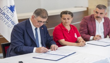 İzmir'de günlerdir beklenen görüntü: İZELMAN işçilerini kapsayan TİS'te imzalar atıldı
