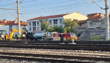 Kargaların teması yangın çıkardı: Demiryolunda kopan tel alevlere neden oldu
