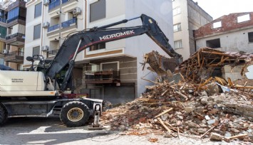 Karşıyaka’da metruk ve riskli binalar tek tek yıkılıyor