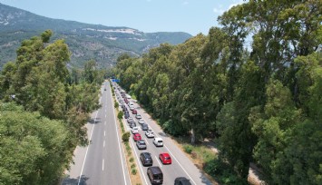 Marmaris-Gökova yolunda 7 kilometrelik araç kuyruğu havadan böyle görüntülendi
