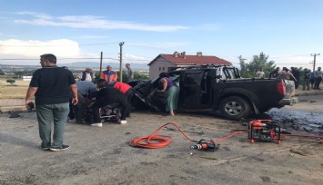 Uşak'ta iki araç kafa kafaya çarpıştı