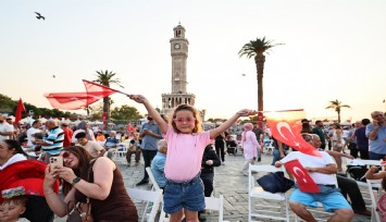 15 Temmuz Demokrasi ve Milli Birlik Günü'nde binlerce İzmirli şehitleri andı
